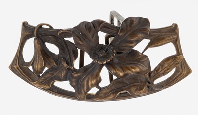 Jugendstil Gürtelschließe, um 1900, Bronze, floraler Dekor mit Blüten in versch. Fruchtständen, asymm., L. ca. 10 cm, ausgefallen