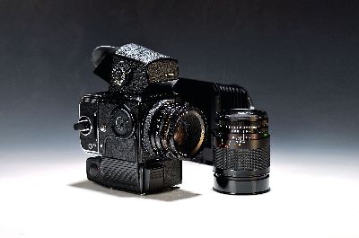 Hasselblad 553 ELX, Bj. 1989, Re. 1336973; dazu zwei Objektive: Carl Zeiss Planar T* 1:2:8 80mm. Makro-Planar T* 1:4 120mm, je in Originalkarton. ...