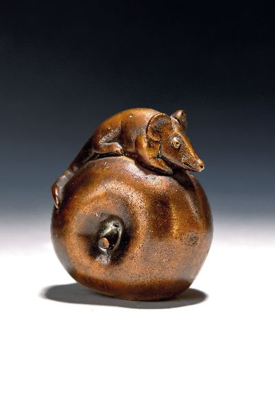 Gernot Rumpf, geb. 1941 Kaiserslautern,, Maus auf Apfel sitzend, Bronzefigur, monogrammiert und Strehle-Gießerstempel, E.A, 10 x 9 cm