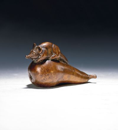 Gernot Rumpf, geb. 1941 Kaiserslautern, Maus auf Birne, Bronzefigur,, monogrammiert und Strehle-Gießerstempel, 9 x 12.5 cm