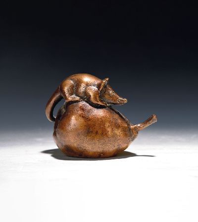 Gernot Rumpf, geb. 1941 Kaiserslautern, Maus auf Quitte, Bronzefigur, monogrammiert und Strehle-Gießerstempel, E.A, 9 x 12.5 cm