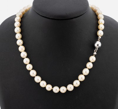 Überlanges Perl-Collier, Zuchtperlen, D. ca. 7.8-8.3 mm, einzeln geknotet, L. ca. 90 cm, Kugelschließe 925er Silber