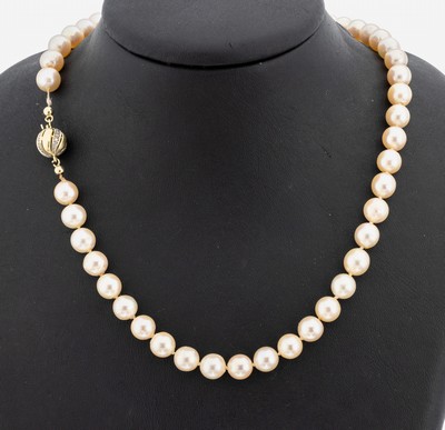 Perl-Collier mit 14 kt Gold Diamant-Schließe, GG/WG 585/000, Zuchtperlen, D. ca. 7.6-8.1 mm, einzeln geknotet, L. ca. 46 cm, Kugelschließe ...