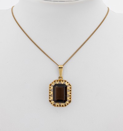 14 kt Gold Rauchquarz-Anhänger, GG 585/000,Rauchquarz im Treppenschliff, Fassung durchbrochen, an Kette, GG 333/000, L. ca. 44.5 cm, ...