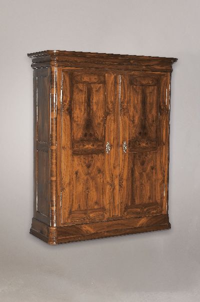 Biedermeierschrank, Pfalz, um 1820, Nussbaum, zweitürig, regionstypisch freistehender Mittelsteg, innen sekundär weiß gefasst, Messingbeschläge, ...