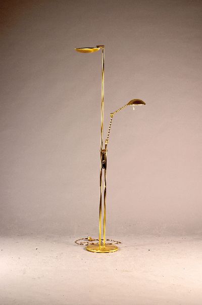 Stehlampe, 80er Jahre, 2 Brennstellen, aus Messing, Tellerlampe, und Leselampe mit schwenkbarem Schirm, Funktion nicht geprüft, H. ca. 183 cm