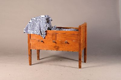 Kinderwiege, Biedermeier, 19.Jh., Kirschbaummassiv, ca. 81x102x49 cm, EZ 2-3