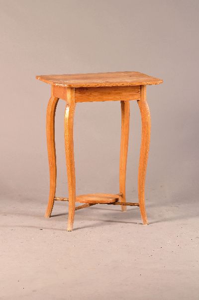 Beistelltisch, 2.H. 20.Jh., Weichholz massiv, untere Ablagefläche, geschwungene Beine, ca. 72x58x46 cm, EZ 3