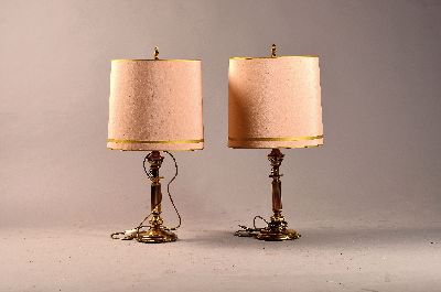 Paar Tischlampen, 20.Jh., jeweils 2 Brennstellen, Montur aus Messing, Montur für Lampenschirm einer Lampe nicht vorhanden, Elektrifizierung nicht ...