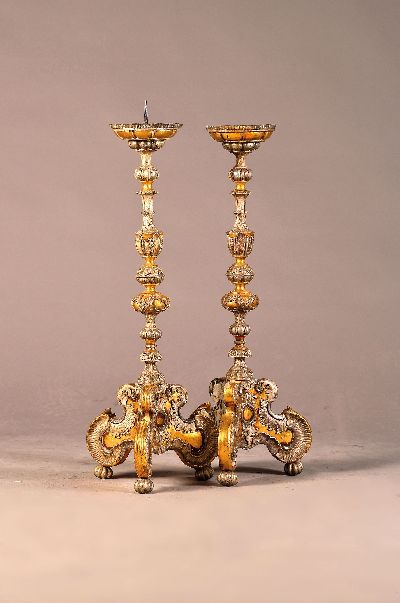 Paar Barock-Kerzenleuchter, 18.Jh., Holz in gold gefaßt, aufwendige Schnitzereien aus Akanthus und floralem Dekor, H. ca. 78 cm