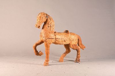 Großes Holzpferd, 2.H. 20.Jh., Weichholz massiv, mit Altersspuren imitierender Patina, ca. 104x113 cm