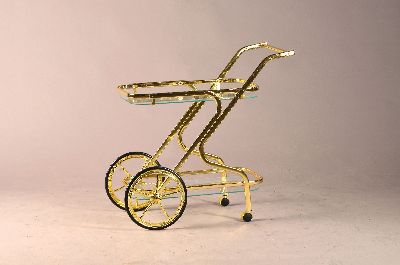 Servierwagen/Barwagen, 80er Jahre, aus Messing, 2 Ablageflächen aus Glas, auf 2 großen Rädern und 2 Lenkrollen, ca. 80x92x36 cm, EZ 2-3