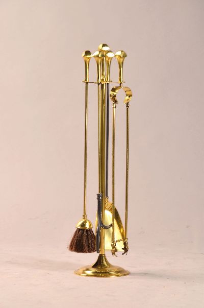 Kamingarnitur, 80er Jahre, aus Messing bestehend aus einer Zange, Schaufel, Besen und Ascheschieber, H. ca. 71 cm