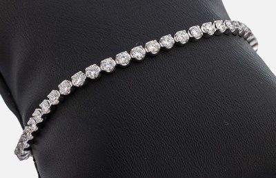 14 kt Gold Brillant-Linienarmband, WG 585/000, 48 Brillanten zus. ca. 4.50 ct feinesWeiß-get.Weiß/vs-si, L. ca. 18.5 cm, Kastenschloss mit 2 ...