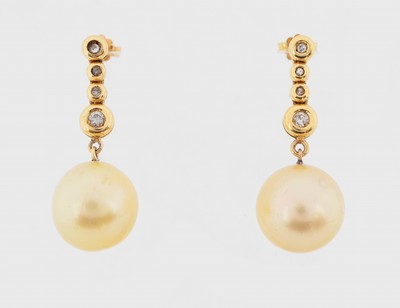 Paar 18 kt Gold Brillant-Perl-Ohrstecker, GG 750/000, 6 Brillanten zus. ca. 0.25 ct Weiß/si-p, bewegl. abgehangene goldfarb. Südseezuchtperlen, D. ...