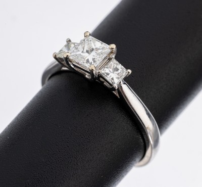 18 kt Gold Diamant-Ring, WG 750/000, mittigPrincess Cut Diamant ca. 0.54 ct Weiß/p, 2 Princess Cut Diamanten zus. ca. 0.32 ct (grav.) ...