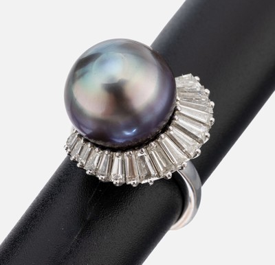 18 kt Gold Perl-Diamant-Ring, WG 750/000, Tahitizuchtperle, D. ca. 13.8 mm, 17 Diamanttrapeze zus. ca. 2.0 ct Weiß/si, RW 52,ca. 10.2 g