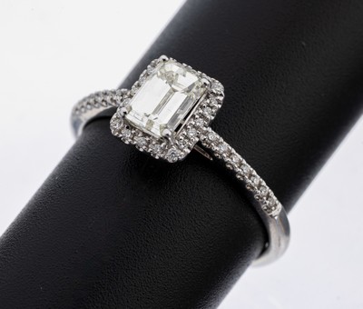 14 kt Gold Diamant-Ring, WG 585/000, mittigDiamant im Emerald Cut ca. 1.0 ct Getönt/si, 34 Brillanten zus. ca. 0.25 ct Weiß/si, RW 57,ca. 2.4 g