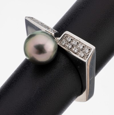 18 kt Gold Tahitizuchtperl Brillant Ring, WG 750/000, mittig mit einer grauen Perle, D. ca. 8.8 mm, mit schönem Lüster, 16 Brillanten zus. ca. ...