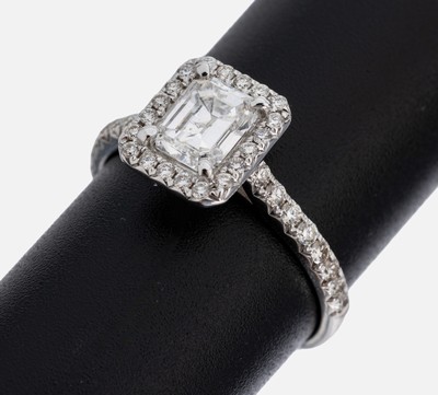 18 kt Gold Diamant-Ring, WG 750/000, mittigDiamant im Emerald Cut 1.10 ct Weiß/p, Brillanten zus. ca. 0.45 ct Weiß/vs-si, RW 56,ca. 3.1 g