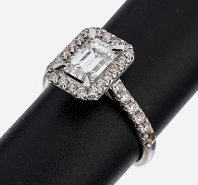18 kt Gold Diamant-Ring, WG 750/000, mittigDiamant im Emerald Cut 1.50 ct hochfeines Weiß+(D)/vvs2, Brillanten zus. ca. 0.66 ct feines ...