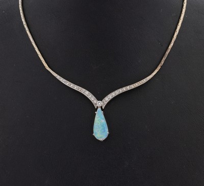 14 kt Gold Opal-Diamant-Collier, WG 585/000, geschwungenes Mittelteil mit bewegl. abgehangenem Opal-Tropfen ca. 1.50 ct, 23 Brillanten und ...