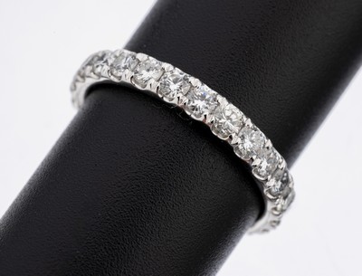 14 kt Gold Brillant-Memoryring, WG 585/000,25 Brillanten zus. ca. 1.60 ct (grav.) feines Weiß-l.get.Weiß/vs-si, RW 56, ca. 2.5 g