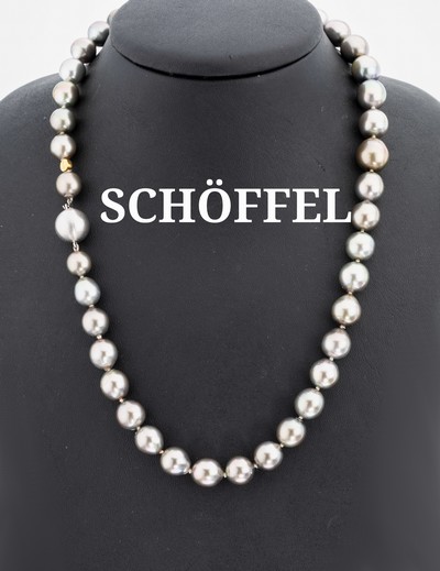 SCHÖFFEL Perl-Collier mit 14 kt Gold Schließe, WG 585/000, Silbergraue Tahitizuchtperlen, D. ca. 8.5-13 mm, SCHÖFFEL-Plakette GG 750/000, ...