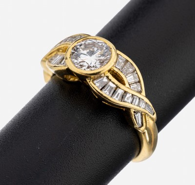 18 kt Gold Diamant-Ring, GG 750/000, mittigBrillant ca. 0.80 ct feines Weiß/si, Diamanttrapeze und Baguettes zus. ca. 0.70 ct feines ...