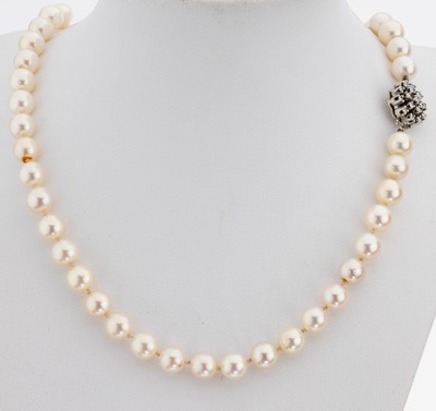 Perl-Collier mit 14 kt Gold Brillant-Schließe, WG 585/000, Akoyazuchtperlen, D. ca. 8.0- 8.2 mm, einzeln geknotet, L. ca. 65 cm, Steckschließe mit ...