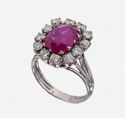 18 kt Gold Rubin-Brillant-Ring, WG 750/000 gepr., mittig Rubin ca. 4.80 ct, umgeben von 12 Brillanten zus. ca. 1.20 ct Weiß/p, RW 57, ca. 9.4 g