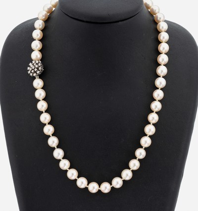 Perl-Collier mit 14 kt Gold Brillant-Schließe, WG 585/000, Akoyazuchtperlen, D. ca. 8.9- 9.4 mm, L. ca. 49 cm, Kastenschloss mit 17 Brillanten zus. ...