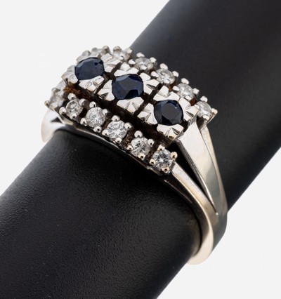 18 kt Gold Saphir-Brillant-Ring, WG 750/0003 rundfacett. Saphire zus. ca. 0.15 ct, umgeben von 12 Brillanten zus. ca. 0.20 ct Weiß/si, RW 59, ca. ...
