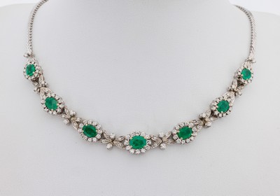 18 kt Gold Smaragd-Diamant-Collier, WG 750/000, 7 ovalfacett. Smaragde zus. ca. 9.50 ct, 99 Brillanten und 28 8/8-Diamanten zus. ca. 3.53 ct ...