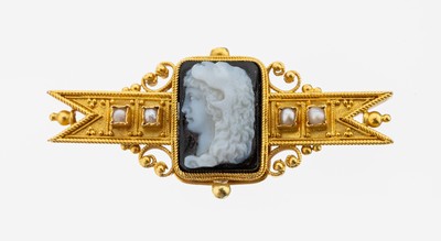 18 kt Gold Kamee-Brosche, um 1890, GG 750/000 gepr., mittig Kamee, Achat auf Onyx, Darstellung einer Dame im Profil, längliche Schleifenform mit ...