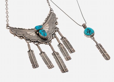 Navajo Türkis-Collier, 925er Silber, Mittelteil mit Reliefdekor, 2 Türkise mit Matrix, 5 bewegl. abgehangene stil. Federn, L.ca. 45 cm, ...