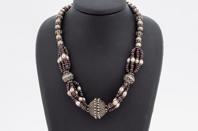 Granat-Collier, wohl Indien, Silber gepr., Mittelteil 5-rhg. mit Granat-Kugeln, Silber- Kugeln in versch. Größen und Designs, L. ca. 48 cm, ...