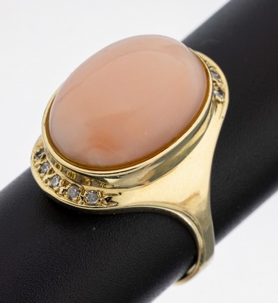14 kt Gold Korallen-Diamant-Ring, GG 585/000, ovaler Engelhautkorallen-Cabochon, 108/8-Diamanten zus. ca. 0.08 ct Weiß/si, RW 61,ca. 12.4 g, ...