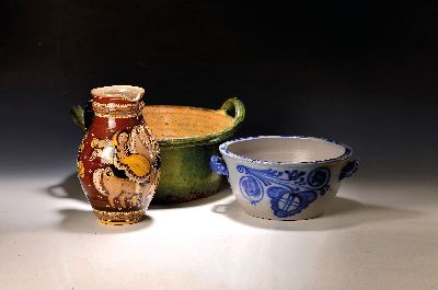 Vier Teile Keramik, 20. Jh., Schüssel, Steinzeug mit Blaumalerei, H. 17 cm, D. 39 cm; große Kanne, bemalt, bez. Kottler Biel ? 1980, H. ca. 35 cm, ...
