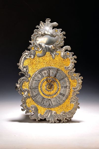 Wanduhr und Barometer, neuzeitlich, a) Barometer, Frankreich, Durchmesser ca. 24cm, Funktion nicht geprüft b) Wanduhr, Frontholz mit ...