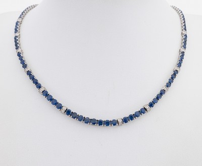 14 kt Gold Saphir-Brillant-Collier, WG 585/000, verlaufend, rundfacett. Saphire zus. ca. 16.50 ct, 36 Brillanten zus. ca. 0.60 ct ...