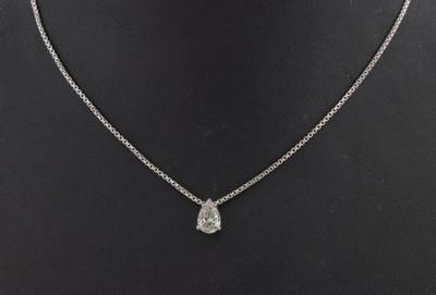 18 kt Gold Diamant-Anhänger, WG 750/000, Diamanttropfen ca. 1.03 ct (grav.) Weiß/si, anKette, WG 585/000, L. ca. 45.5 bzw. 50.5 cm, ...