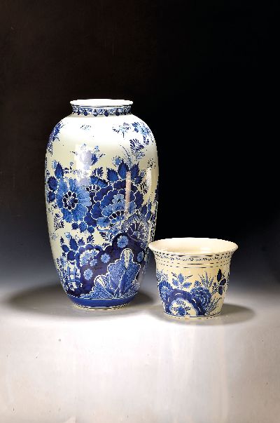 Bodenvase und Blumenübertopf Delft, wohl 80er Jahre, Fayence, blauer Blumendekor, H. ca. 61/21 cm, l. Gebr.spuren