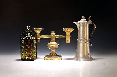 Drei Gebrauchsgegenstände nach barockem Vorbild, 20. Jh., großer Kerzenleuchter aus Messing, zwei Brennstellen ca. 24.5 x 32.5 cm, hohe Zinnkanne ...