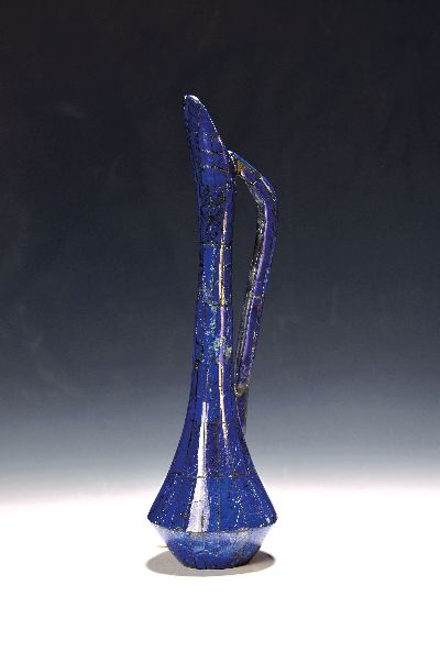 Lapislazuli-Vase, Afghanistan, Metallkorpus belegt mit kräftigen Lapislazuli-Plättchen, angesetzter Henkel, H. 30 cm