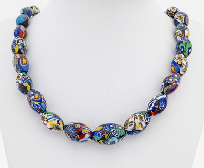 Collier aus Muranoglas-Kugeln, Italien, 1930er Jahre, bunte Millifiori Glasoliven im Verlauf, D ca. 8 - 14.8 mm, L. ca. 58 cm, Federringschließe ...
