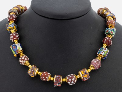 Ausgefallenes Muranoglas-Collier, Karabinerschließe und Zwischenmonturen Metall vergoldet, Muranoglas-Zwischenglieder in versch. Farben und Formen, ...