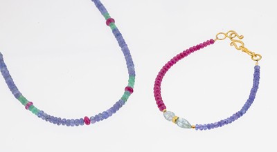 Farbstein-Set, best. aus: Collier und Armband, Rondelle aus Tansaniten, Rubinen und Smaragden, Armband mit 2 facett. Aquamarinen, L. ca. 47 bzw. ...