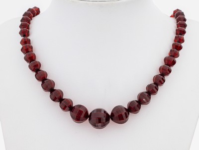 Bernstein-Collier, im Verlauf facett. rote Bernsteine, Schraubschließe, L. ca. 54 cm