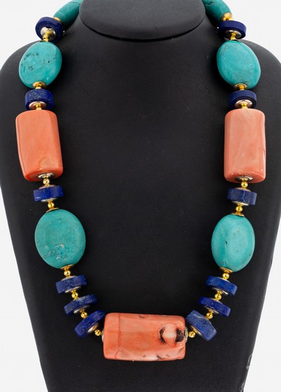 Ausgefallenes Collier, Karabinerschließe und Zwischenmonturen Silber vergoldet, Korallentönnchen mit nat. Merkmalen L. ca. 38.1 - 44.1 mm, 6 ...